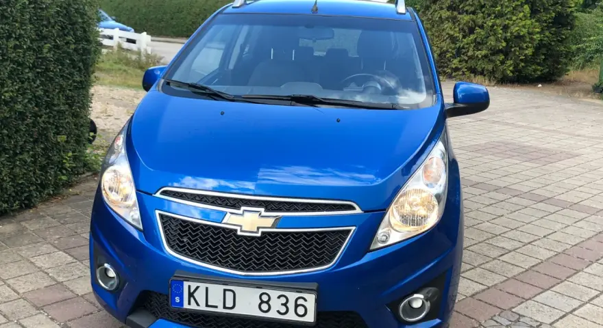 Blå Chevrolet Spark med registreringsskylten KLD 836. Ett potentiellt chevrolet spark problem kan vara att den inte startar.
