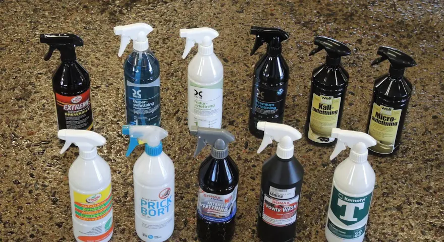 En samling flaskor med bilvårdsprodukter, inklusive flera sorters avfettning. En flaska märkt "EXTREME PREWASH" och en "SONAX POWER WASH" är tydligt synliga.