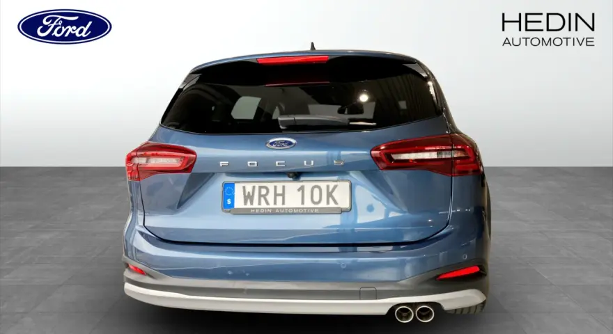 Blå Ford Focus med registreringsskylten WRH 10K. Perfekt för din nästa ford focus serviceintervall.