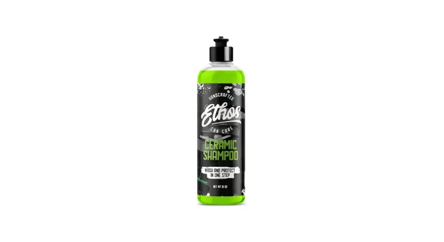 Flaska med Ethos keramiskt schampo för biltvätt, som lovar att tvätta och skydda bilen i ett steg.