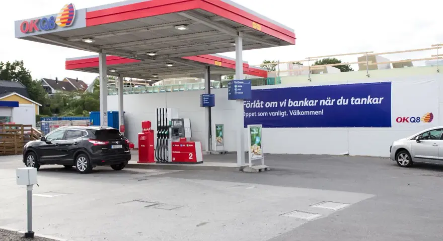 OKQ8-macken har en ny fasad. Bilar tankar vid pumparna.
