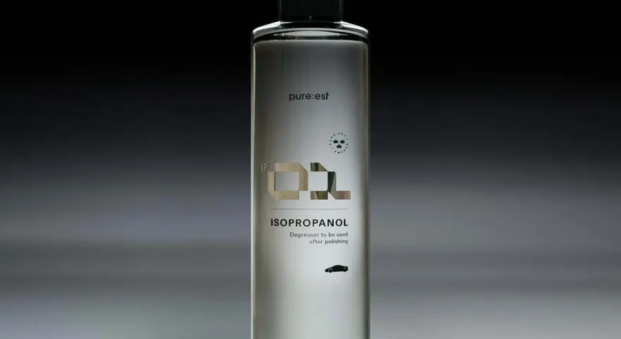 En flaska med isopropanol från OKQ8, perfekt för att avfetta bilen efter polering. Tillverkad i Sverige.