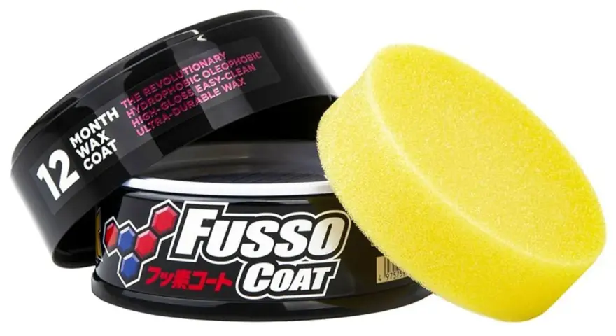 En burk med Fusso Coat 12 Month Wax Coat och en gul applikatorsvamp. Ger en revolutionerande, hydrofobisk och hållbar glans.