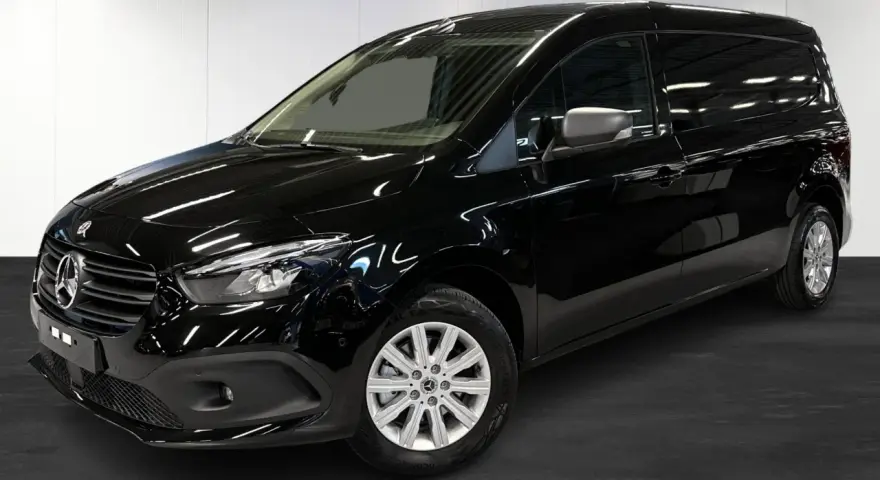Svart Mercedes Citan skåpbil, redo för leverans. Inga synliga problem med denna Mercedes Citan.