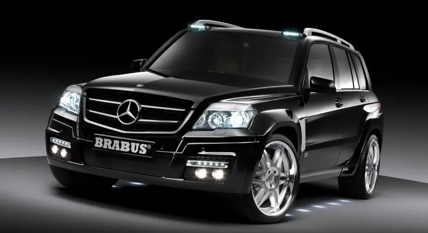 Svart Mercedes GLK 220 Brabus med extraljus på taket. En lyxig SUV, men kanske med ett oväntat mercedes glk 220 problem.