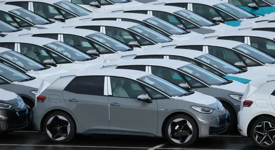 Rad på rad av VW ID.3 bilar, täckta av snö. En grå ID.3 i förgrunden, kanske ett vw id3 problem med leveransen?