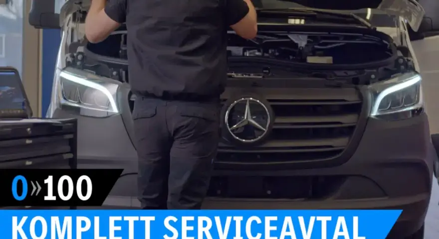 Mekaniker utför service på en Mercedes-Benz skåpbil. Texten "KOMPLETT SERVICEAVTAL" syns.