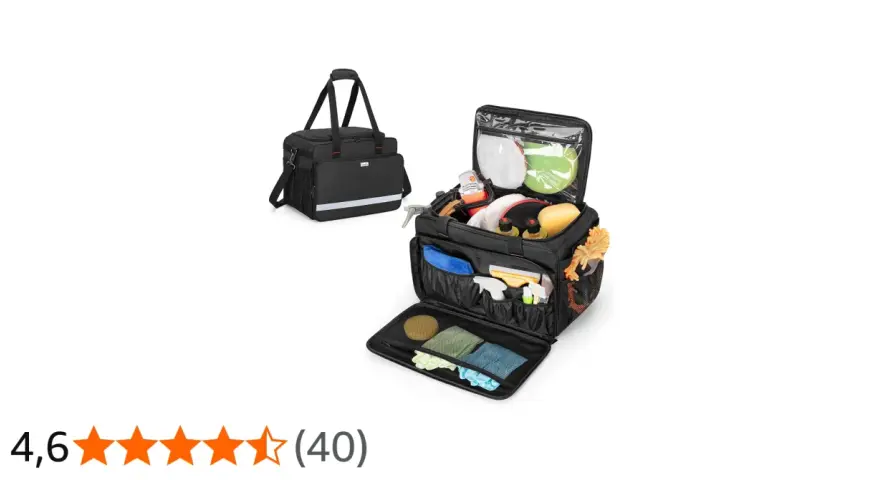 En öppen, svart detailing bag fylld med bilvårdsprodukter som svampar, flaskor och mikrofiberdukar.