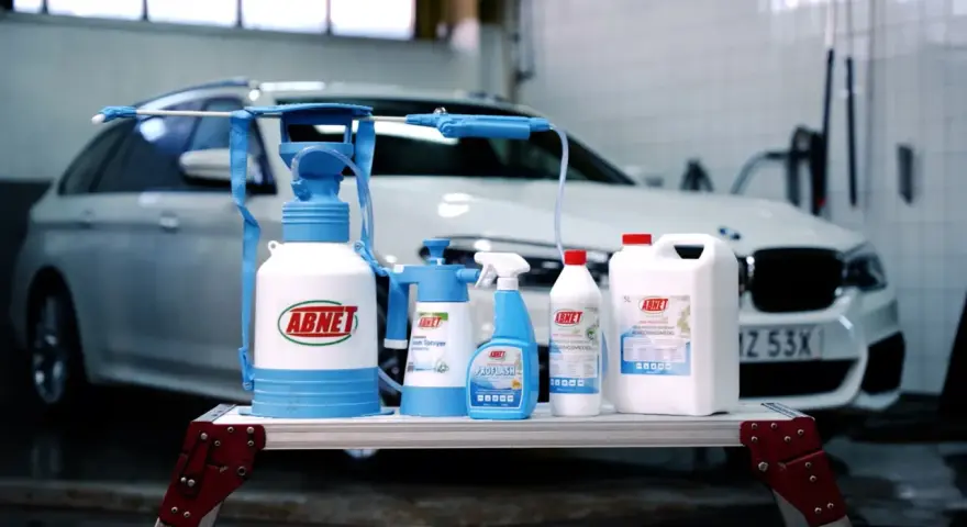 ABNETs sortiment för multi clean: skumkanon, sprayflaska och rengöringsmedel för en skinande ren bil.