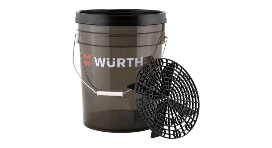 Genomskinlig tvätthink med Wurth-logotyp och ett svart galler bredvid. Perfekt för bilvård.