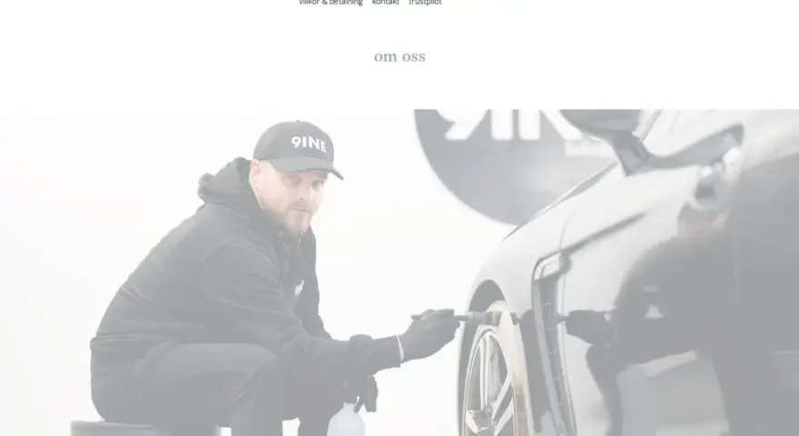 Man med keps och handskar rengör bilfälg med borste. Arcticlean-logotypen syns.