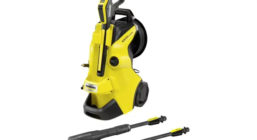 Kärcher K4 Power Control högtryckstvätt med tillbehör. Perfekt för att rengöra bilen eller uteplatsen.