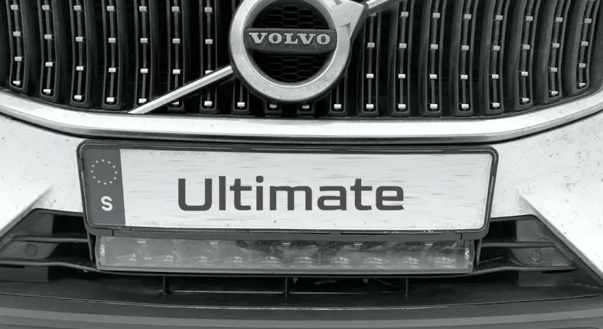 Volvo-grill med registreringsskylten "Ultimate" och en E-godkänd ledljusramp under.