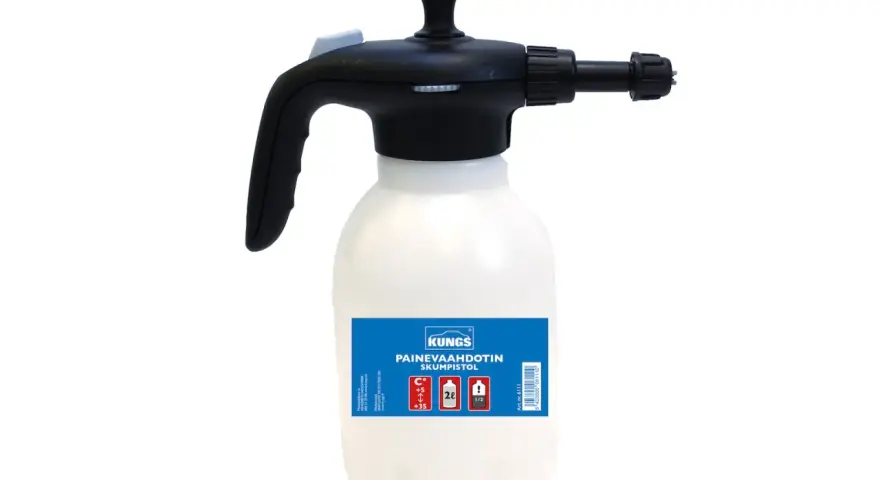 En vit tryckspruta med svart handtag och munstycke, perfekt för att skapa ett tjockt skum.