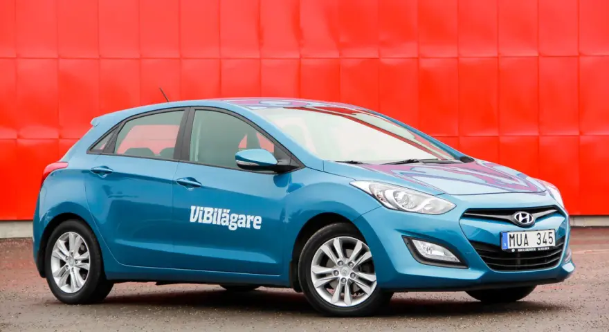 Blå Hyundai i30 med texten ViBilägare på sidan. Kanske ett Hyundai i30 problem som undersöks?