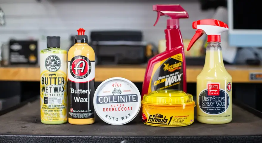 En samling bilvaxprodukter, inklusive Adam's Polishes Buttery Wax och Collinite Super Doublecoat Auto Wax, som alla lovar världens bästa bilvax-finish.