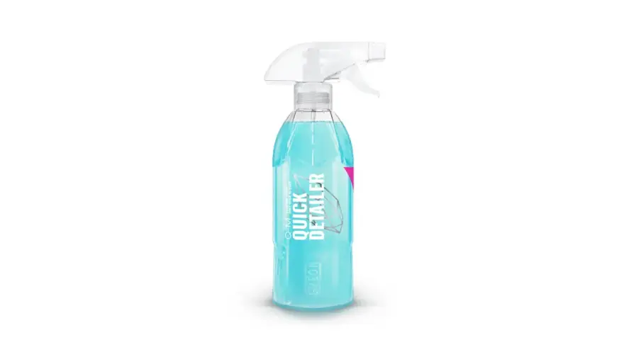 En flaska med blåaktig vätska och texten "QUICK DETAILER" på etiketten. Perfekt för snabb glans.