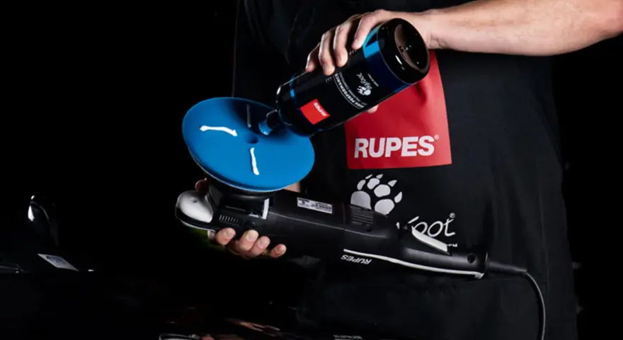 Person applicerar Rupes da coarse polermedel på en polertrissa.