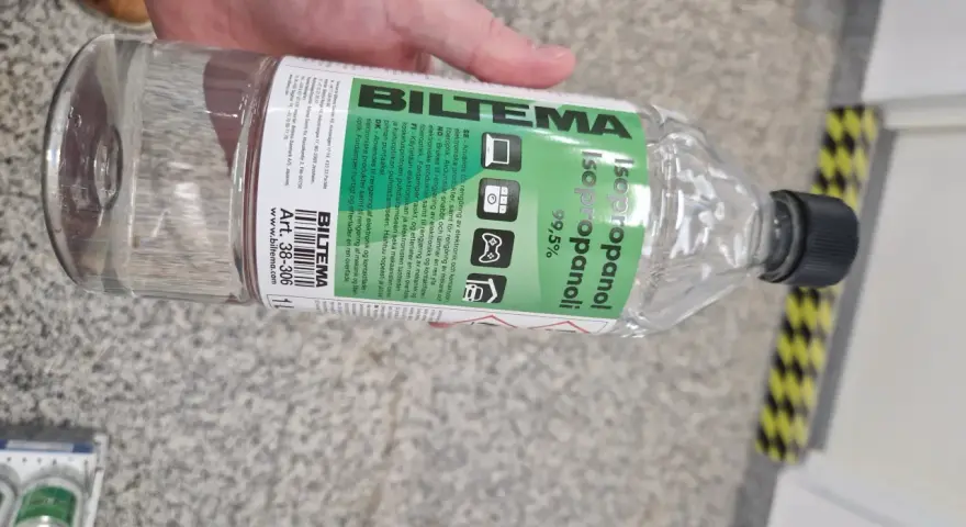 En flaska isopropanol 99,5% från Biltema, perfekt för rengöring av elektronik och mekanik.