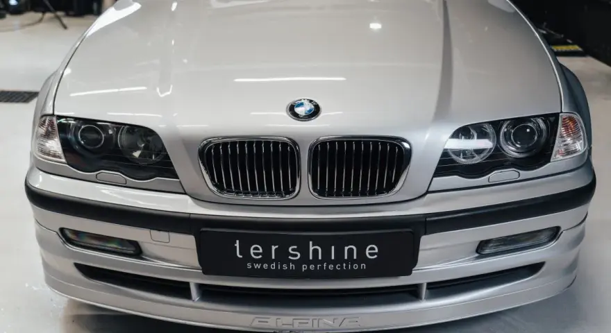 Silver BMW med "tersine swedish perfection" emblem. Perfekt för lahega kallavfettning.