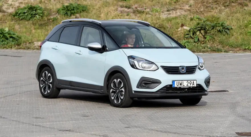 Ljusblå Honda Jazz med svart tak och takräcken körs av en man. Kanske ett problem med bilen?