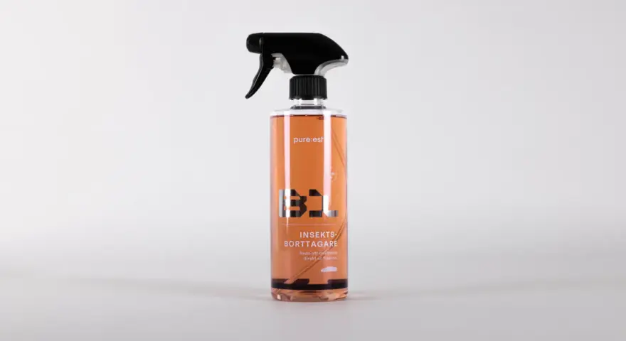 En sprayflaska med "Insekts-Borttagare" för att enkelt ta bort insekter på bilen.