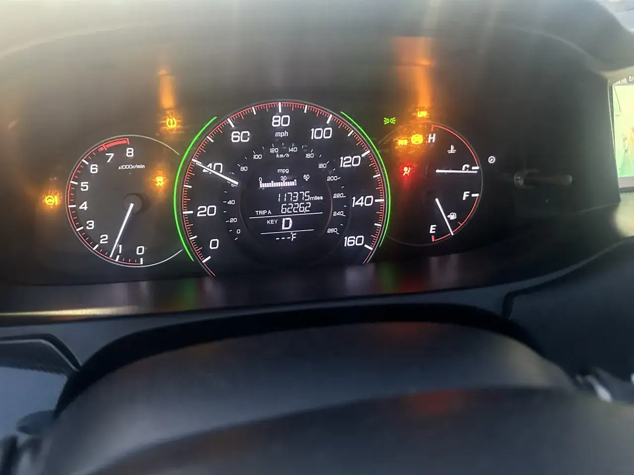 Instrumentpanelen på en Honda Jazz visar flera varningslampor, vilket indikerar ett problem.