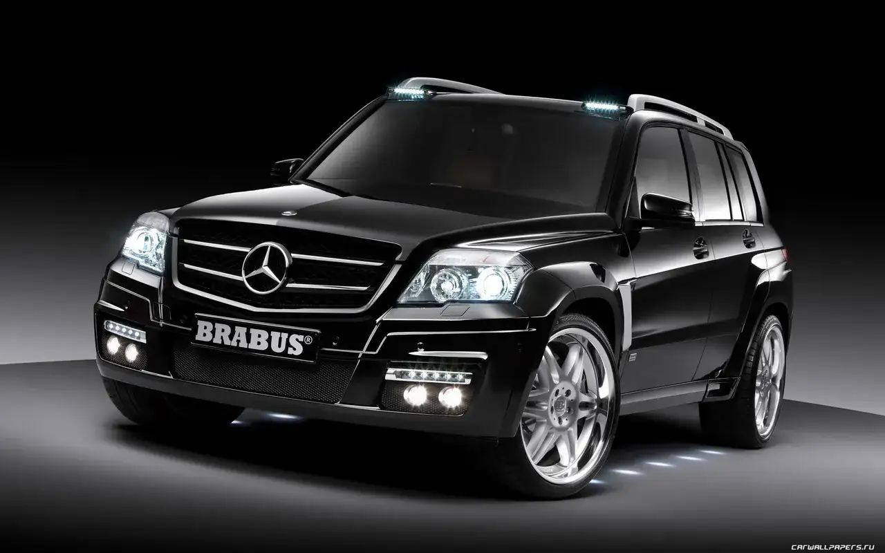 Svart Mercedes GLK 220 Brabus med extraljus p&aring; taket. Kanske ett problem med att f&aring; plats med alla dessa lampor?