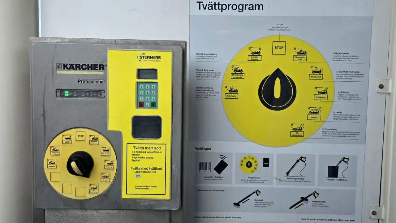 Kärcher Professional-tvättstation med program för avfettning, skumtvätt och högtryckstvätt. En grym avfettning är en del av tvättprogrammet.