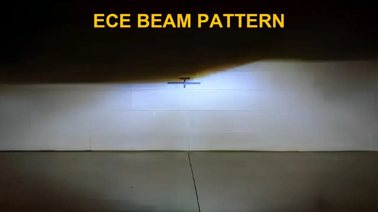ECE-ljusmönster från en Osram H4-lampa lyser upp en vägg.