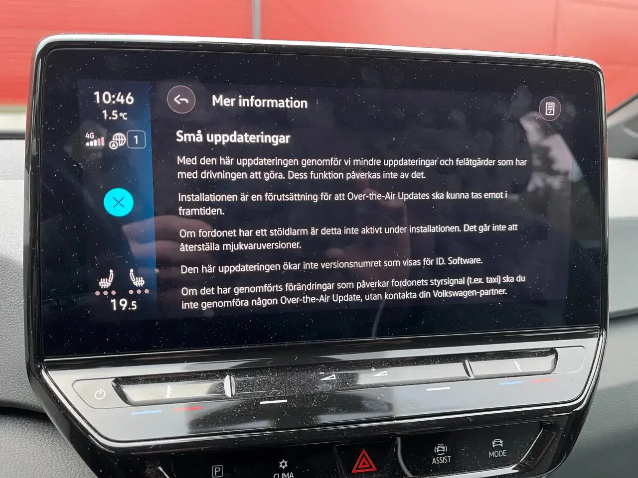 VW ID.3-sk&auml;rm visar information om sm&aring; uppdateringar. Varning f&ouml;r att st&ouml;ldlarm kan vara inaktivt under installationen.