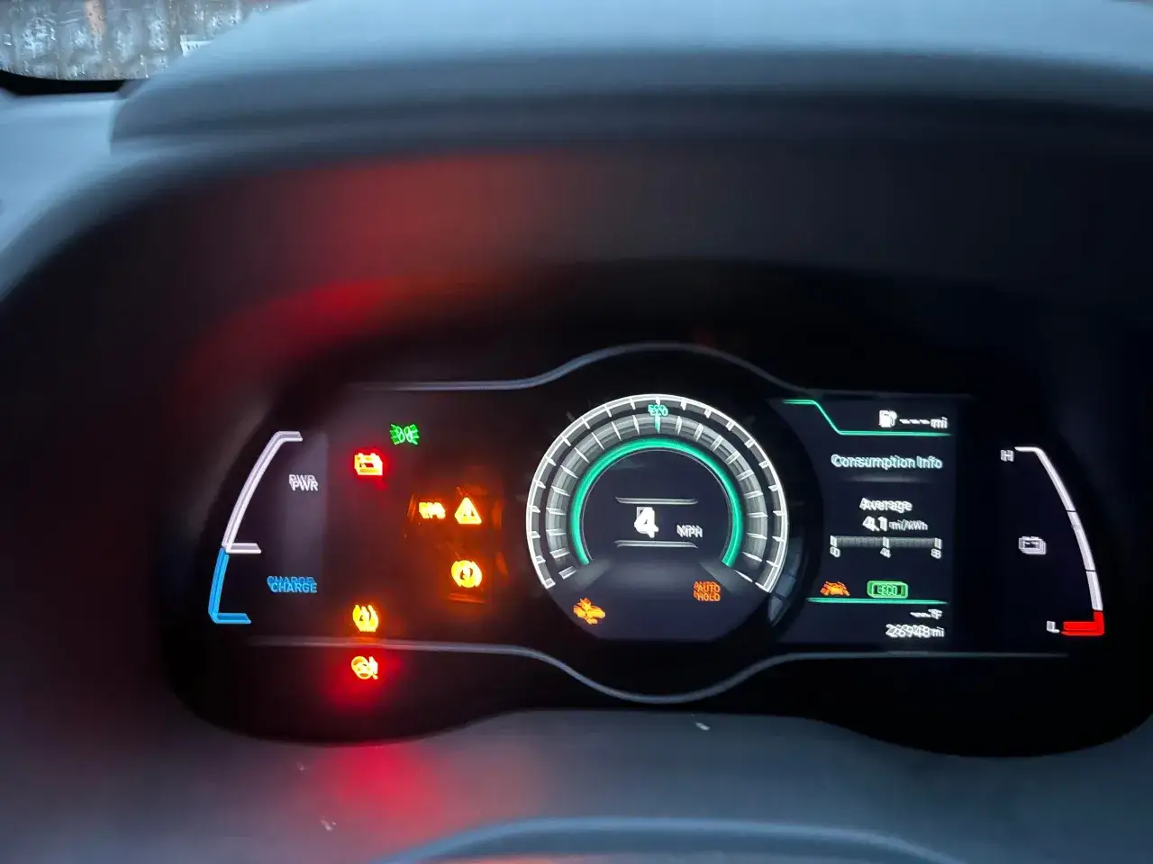 Varninglampor lyser på instrumentpanelen på en Hyundai Kona Electric, vilket indikerar ett problem.