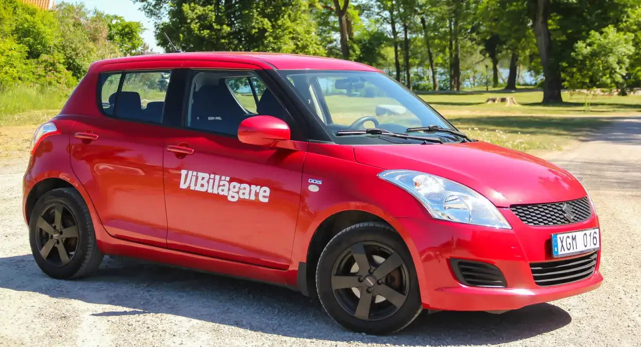 R&ouml;d Suzuki Swift med texten 