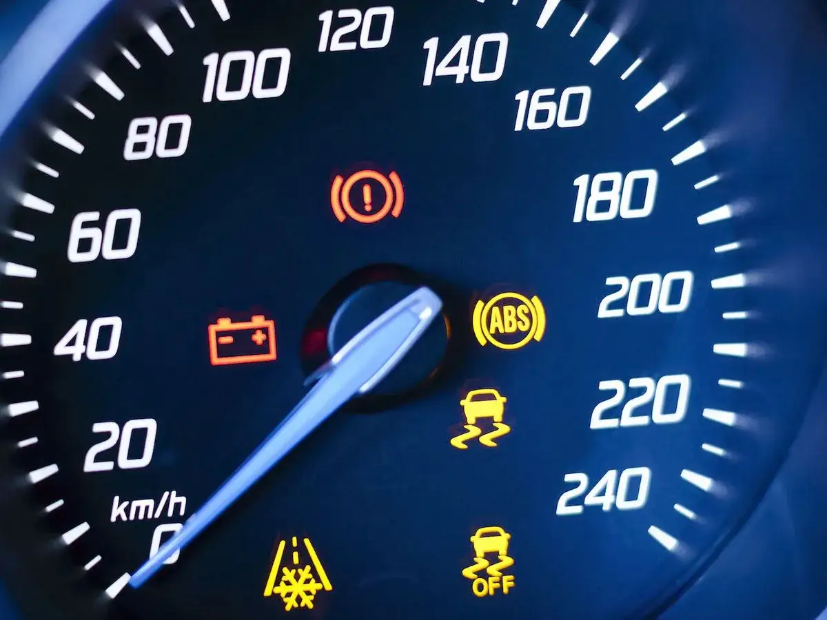 Opel Insignia problem: Varningstriangel, batteri, ABS, antisladd och frostsymboler lyser.