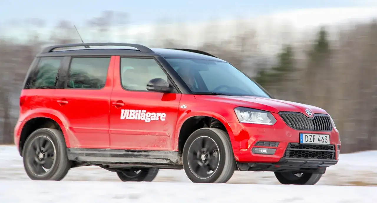 R&ouml;d Skoda Yeti k&ouml;r i sn&ouml;n, med texten 