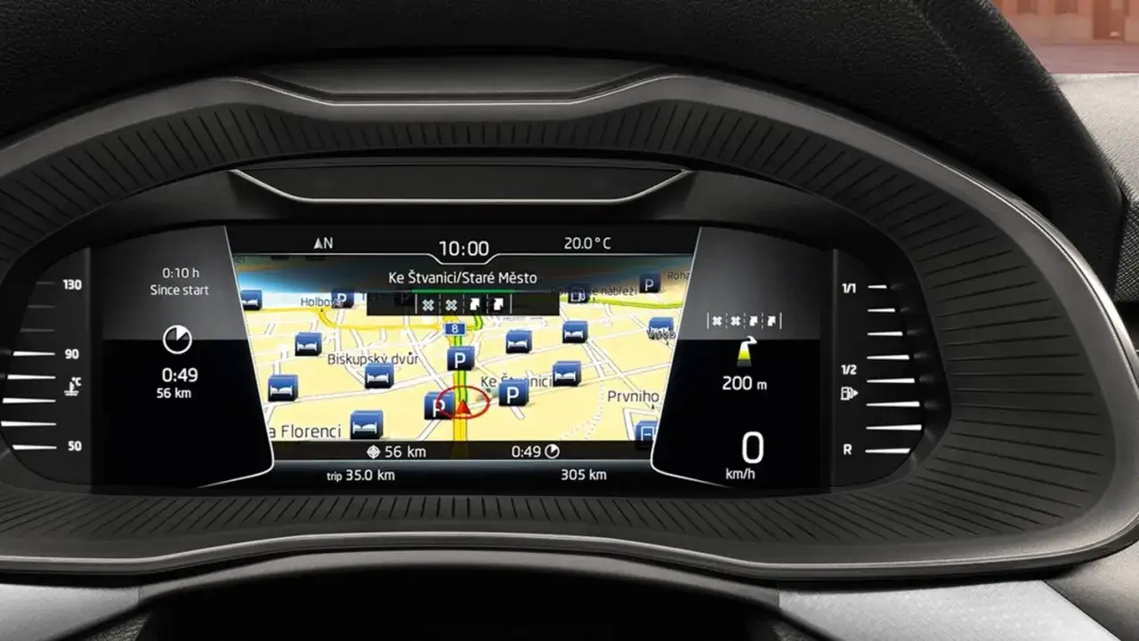 Skoda Kamiq-display visar navigering med hotellikoner. Kanske ett problem med att hitta boende?