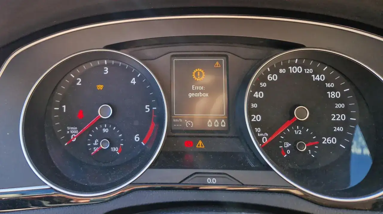 Varningslampor lyser p&aring; instrumentpanelen, inklusive en f&ouml;r v&auml;xell&aring;dan, vilket indikerar ett vw dsg problem.