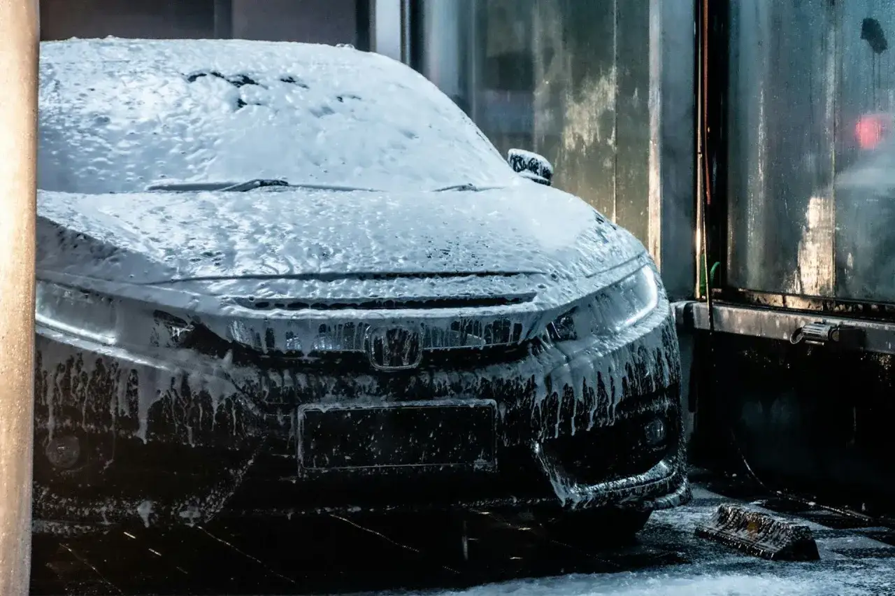 Bilen täcks av ett tjockt lager skum från en foam lance på OKQ8.